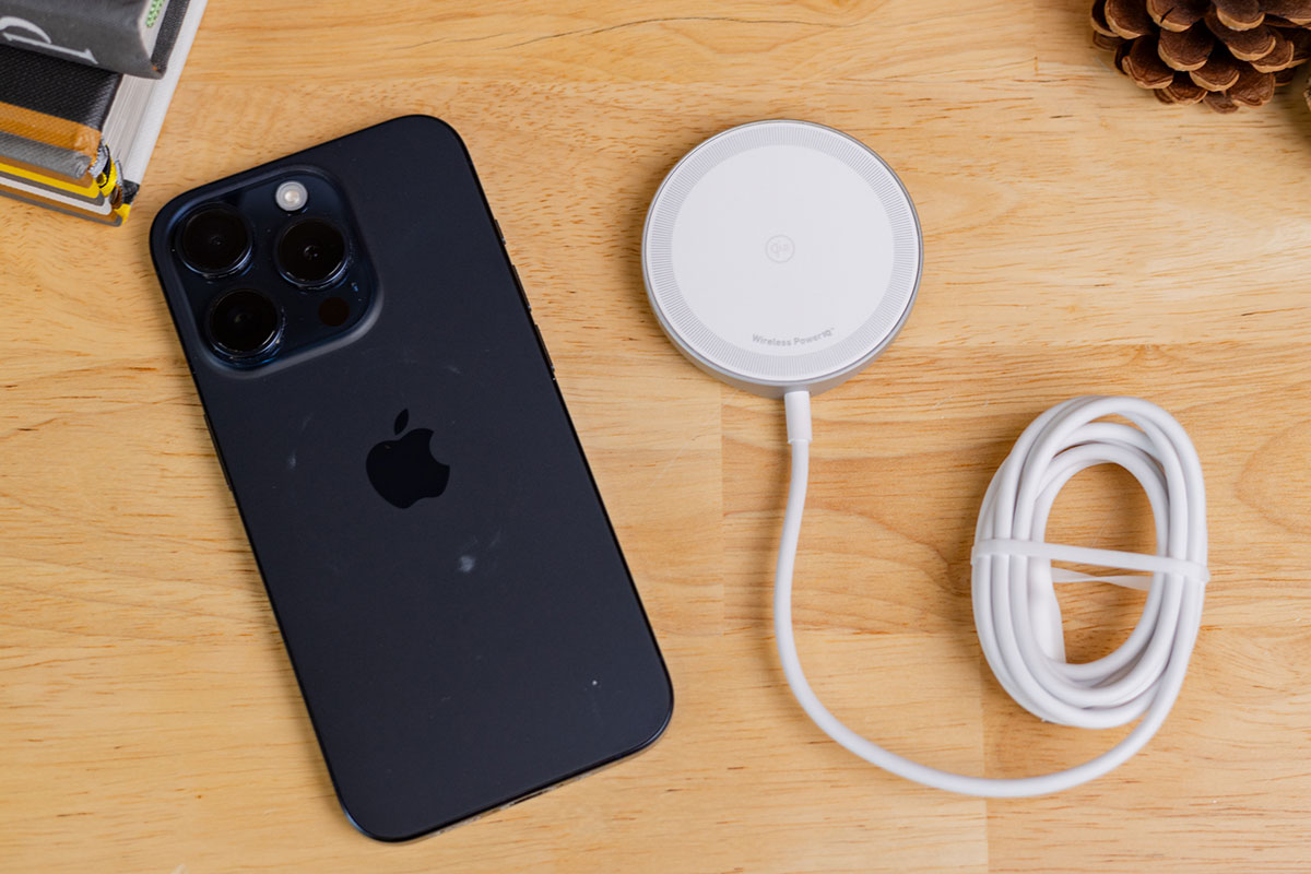 Anker Zolo Wireless Charger (Magnetic, Pad) – Best budget simple MagSafe charger