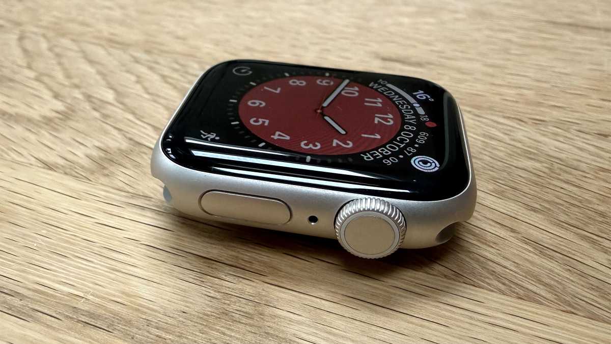 Apple Watch SE 3 review: Side view