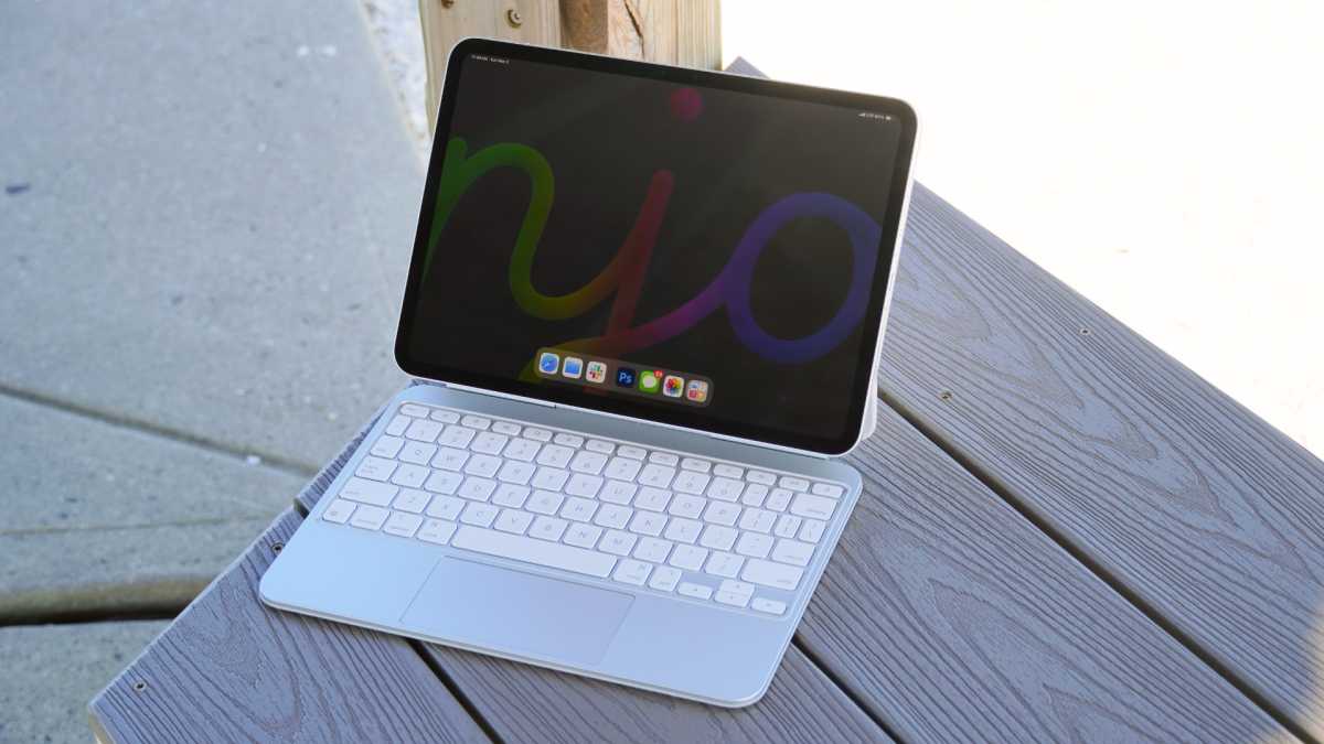 iPad Pro 11 M4 connected to Magic Keyboard