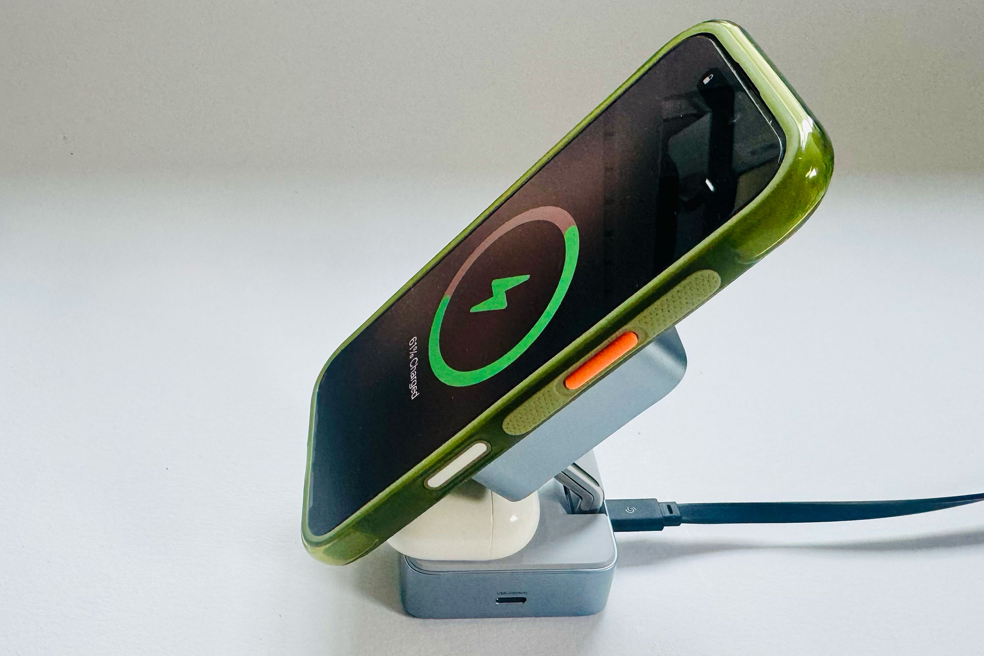 Ugreen 2-in-1 MagFlow Qi2 25W Charger Stand – Fast and dinky 2-in-1 portable charging stand